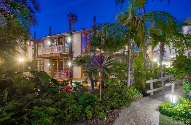 view of front of property featuring a balcony