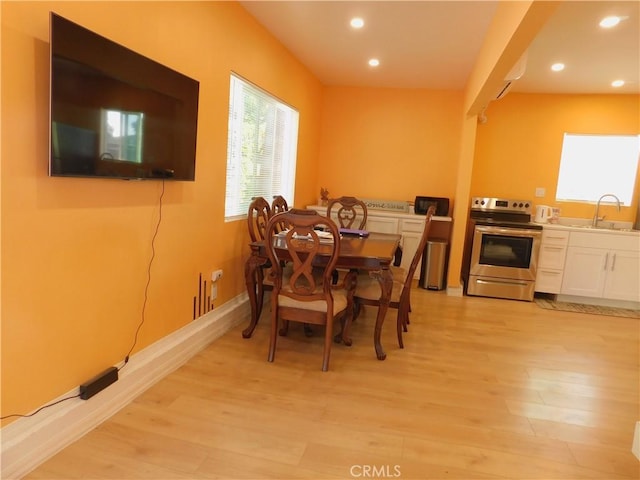 dining space featuring recessed lighting, baseboards, and light wood-style floors