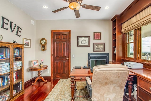 office area featuring a ceiling fan, baseboards, recessed lighting, visible vents, and dark wood-style floors
