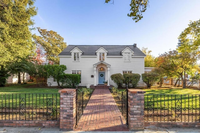 view of front of property featuring a front yard