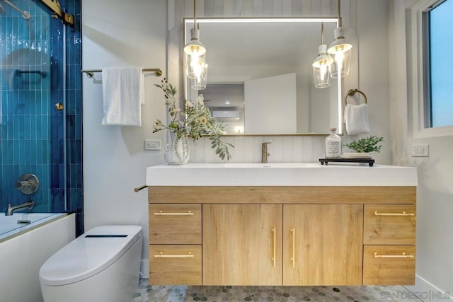 full bathroom featuring enclosed tub / shower combo, vanity, toilet, and a wall mounted air conditioner