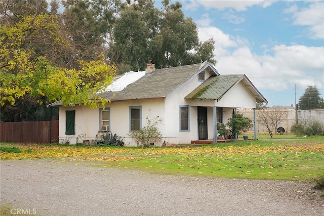 view of front facade with a front lawn