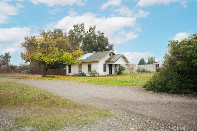 view of front of property featuring a front yard