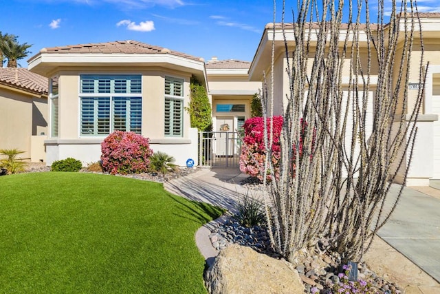 view of front of home featuring a front lawn