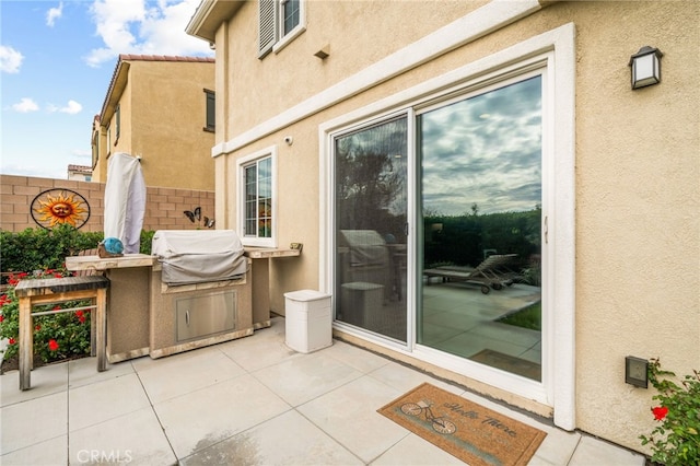 view of patio / terrace featuring an outdoor kitchen and grilling area