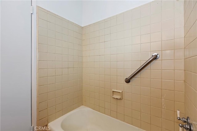 bathroom featuring tiled shower / bath