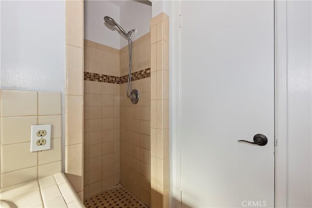 bathroom featuring tiled shower