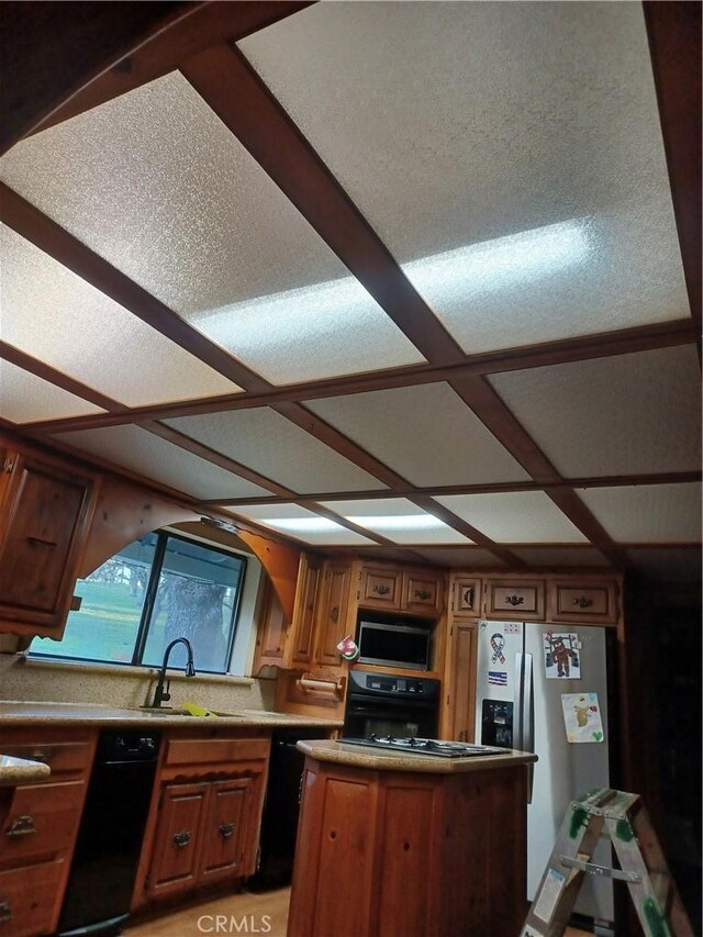 kitchen with stainless steel fridge with ice dispenser, range, dishwasher, and sink