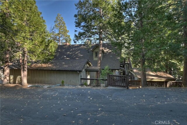 762 Zurich Dr, Lake Arrowhead, CA 92352 - view of front facade with a shingled roof