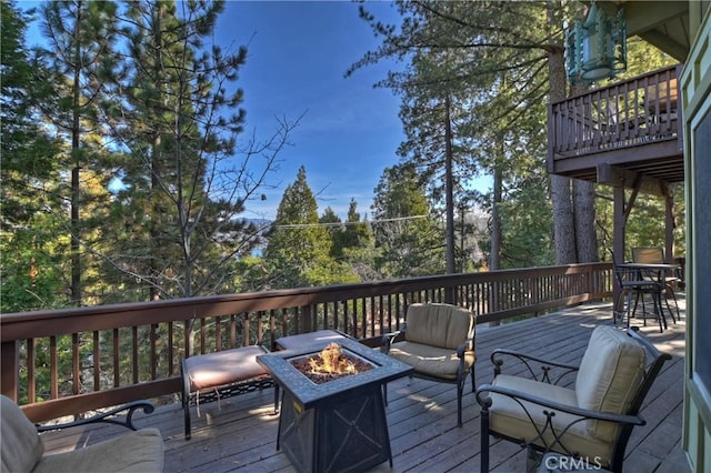 762 Zurich Dr, Lake Arrowhead, CA 92352 - wooden deck featuring a fire pit