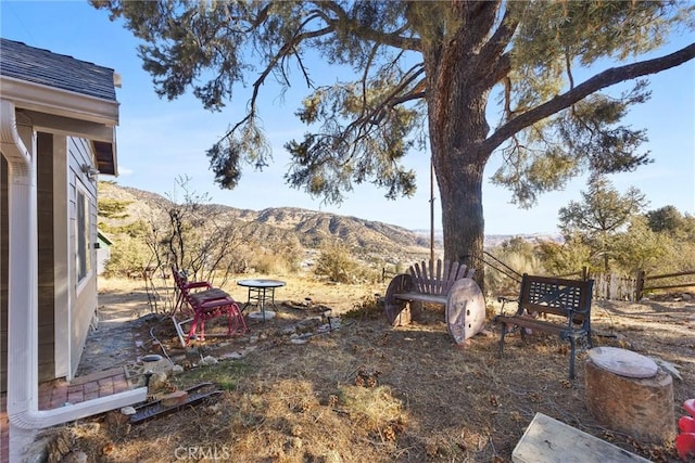 view of yard featuring a mountain view