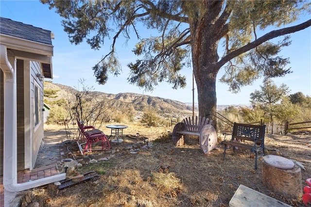 view of yard featuring a mountain view