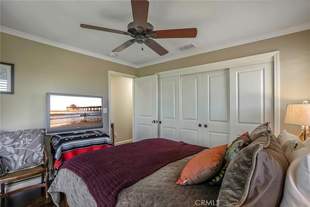 bedroom featuring ornamental molding, ceiling fan, and a closet