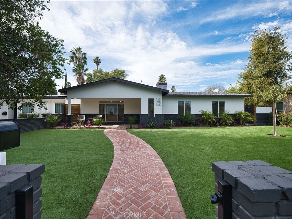 ranch-style home with a front lawn