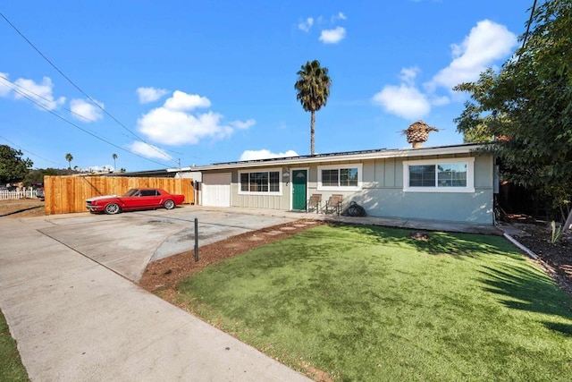 ranch-style home featuring a front lawn