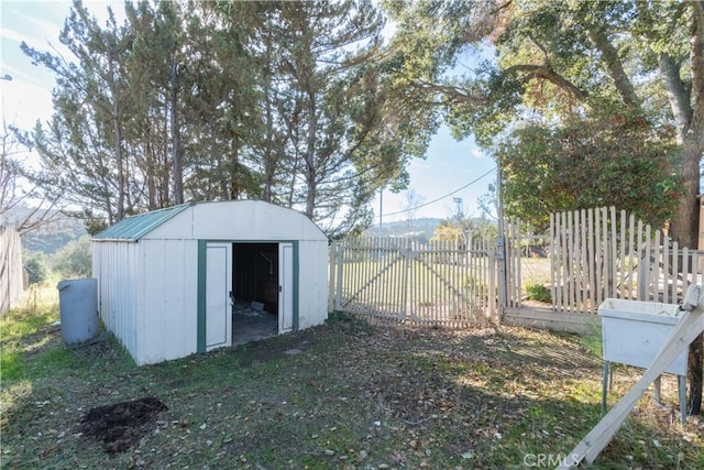 view of yard featuring a shed