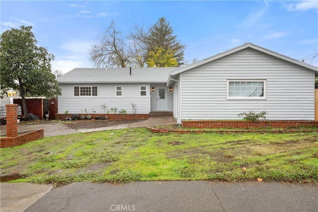 single story home featuring a front yard