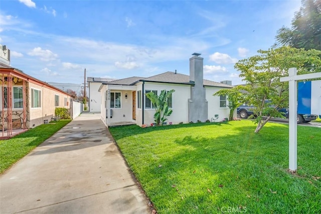 view of front of property with a front lawn