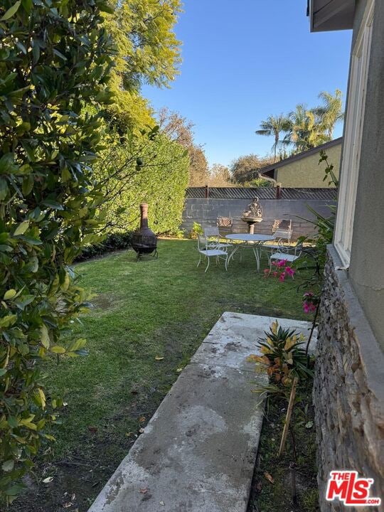 view of yard featuring a patio