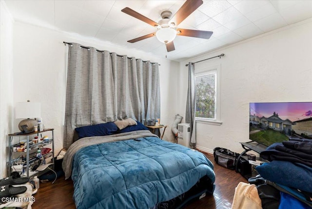 bedroom featuring ceiling fan, dark hardwood / wood-style floors, and crown molding