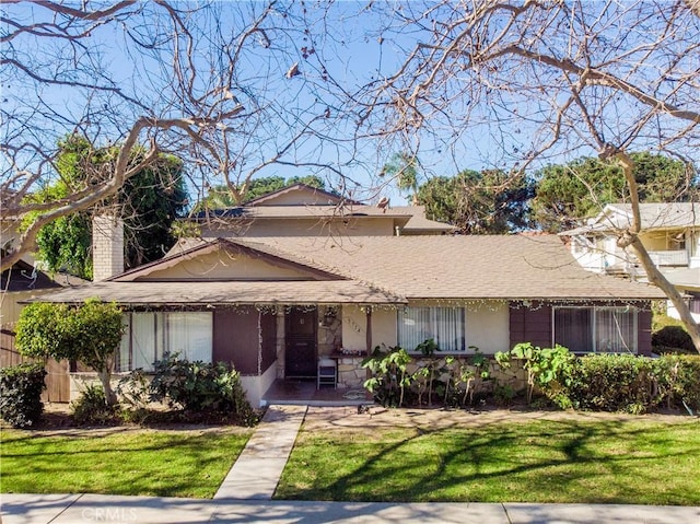 view of front of property with a front lawn