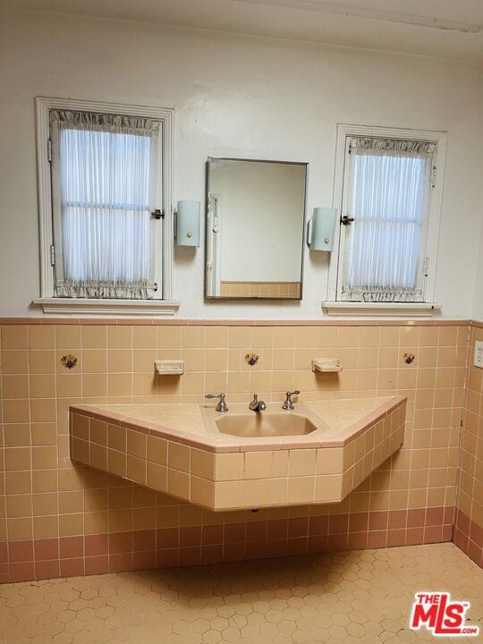 bathroom featuring tile walls and tile patterned floors