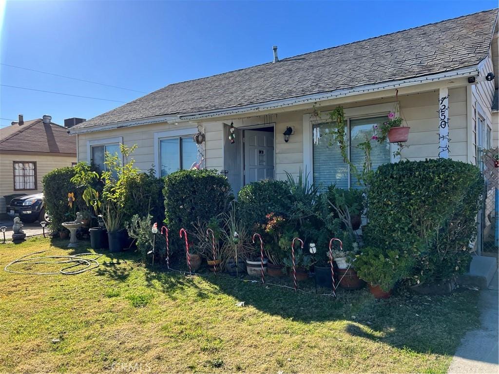 view of front of property featuring a front lawn