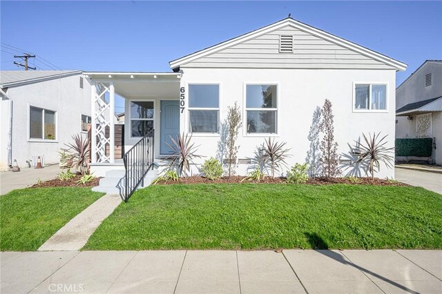 view of front of property with a front lawn