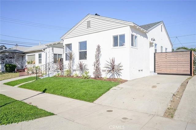 view of front of house with a front yard