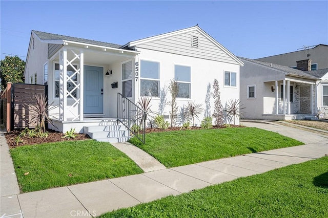 view of front of property featuring a front lawn