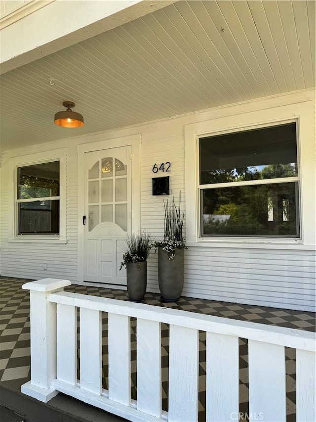 property entrance featuring a porch