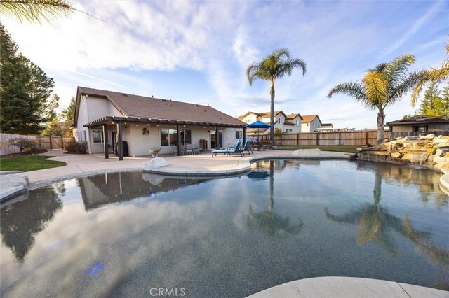 view of swimming pool featuring a patio