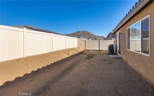 view of yard with a mountain view