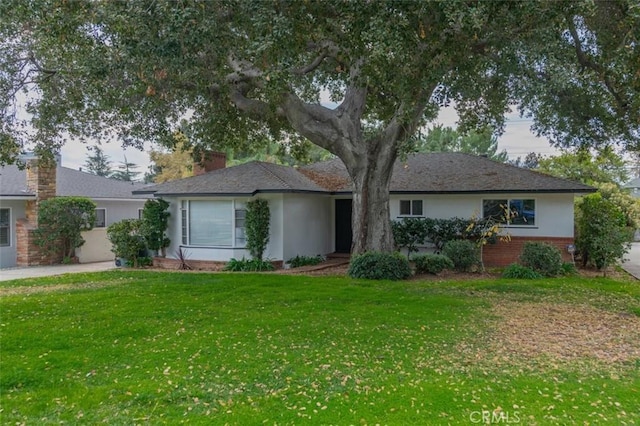 ranch-style home with a front yard