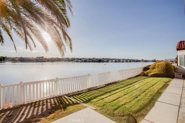 view of yard featuring a water view