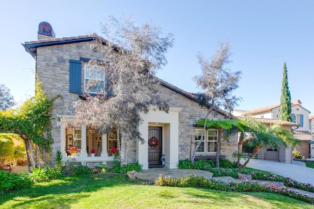 view of front facade featuring a front yard