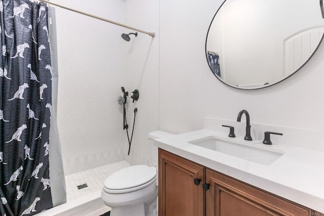 bathroom with toilet, a shower with curtain, and vanity