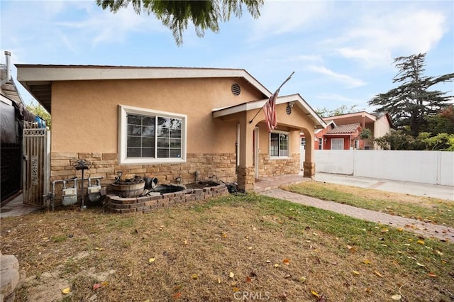 view of front of property featuring a front lawn