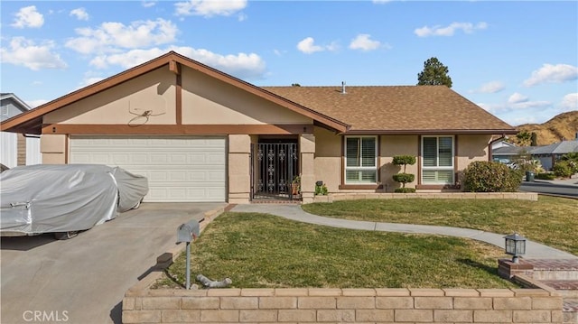 ranch-style home featuring a front lawn and a garage