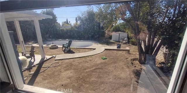 view of yard featuring a shed