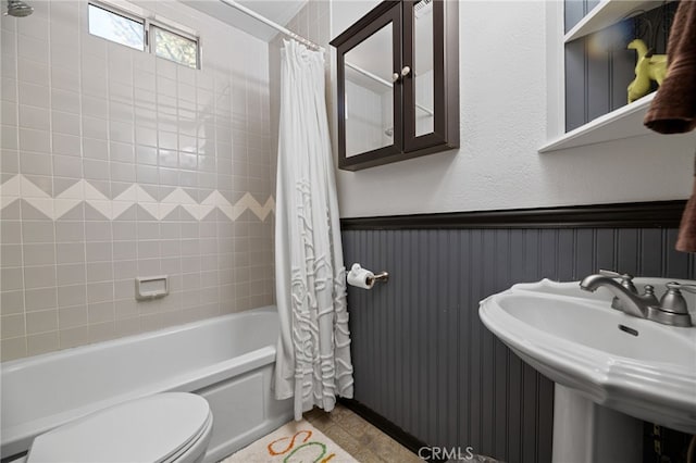 full bathroom with sink, toilet, and shower / tub combo