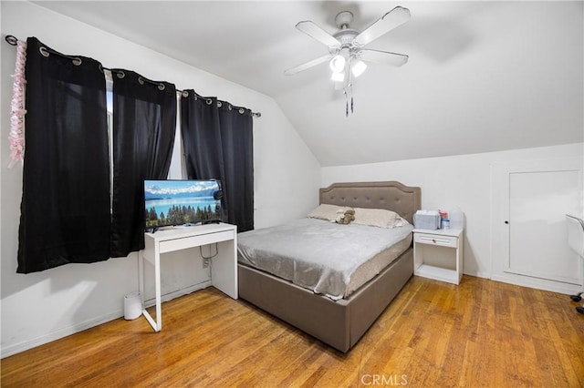 bedroom with lofted ceiling, light hardwood / wood-style floors, and ceiling fan