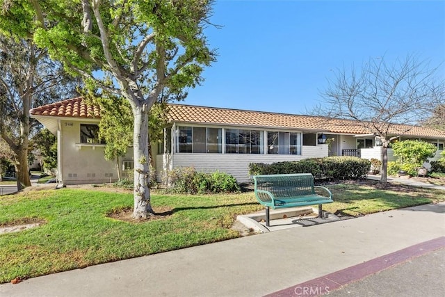 view of front of house featuring a front lawn