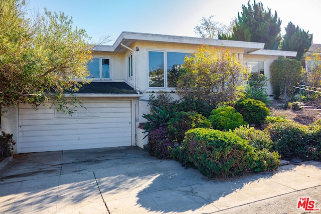 view of front facade with a garage