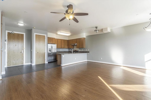 kitchen featuring stainless steel refrigerator with ice dispenser, sink, dark hardwood / wood-style floors, and ceiling fan