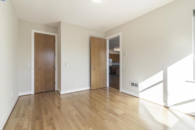 unfurnished room with light hardwood / wood-style flooring