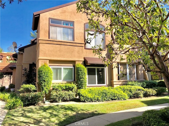 view of front of property featuring a front yard