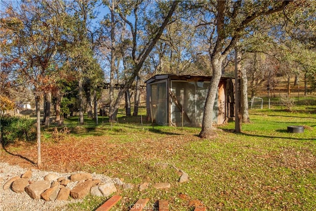 view of yard featuring a shed