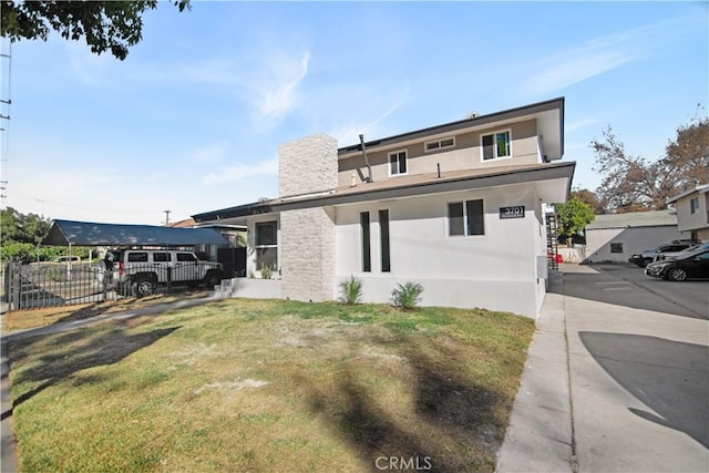 view of front of property featuring a front lawn