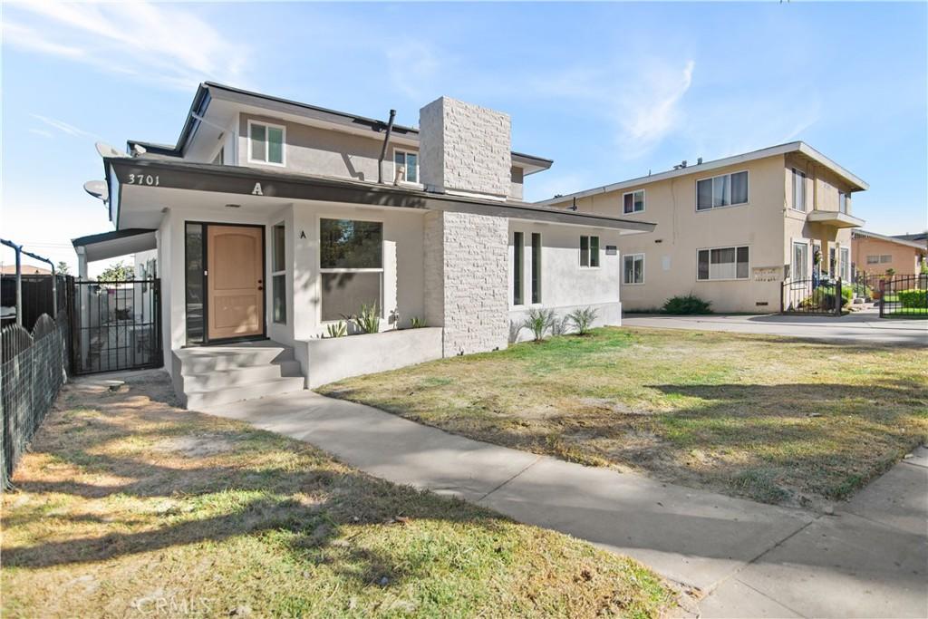 view of front facade featuring a front lawn